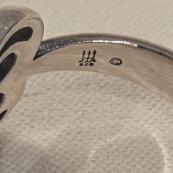 Elegant Silver Heart Ring - Picture 3 of 6